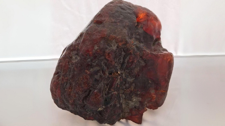 Kapı eşiğine koyduğu taş, 1 milyon avro değerinde çıktı