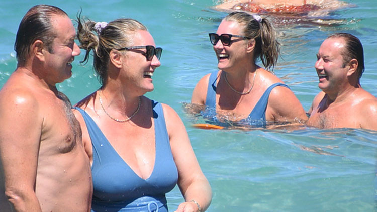 Şoray Uzun ve ailesi tatilde... Denizde kahkaha Şoray Uzun ve ailesi tatilde... Denizde kahkaha