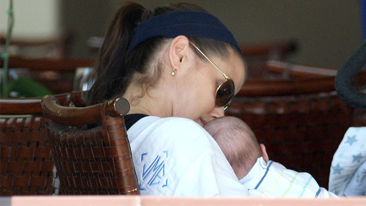 Karnında çocuğuyla bir başkası için terk edilmişti… Kucağındaki o küçük bebek şimdi boyunu geçti