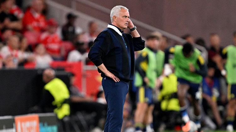 Hürriyet: Mourinhonun kaderi, Başkan Ali Koçun iki dudağı arasında