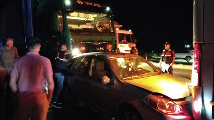 Ayvalıkta kırmızı ışıkta kaza: 1 ölü, 2si çocuk 3 yaralı