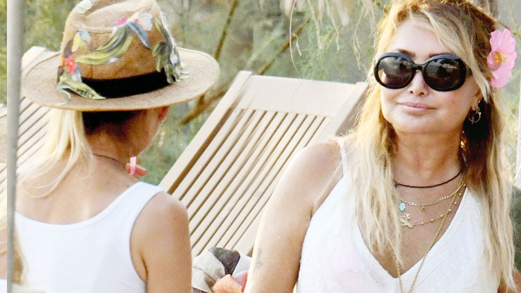 Gün batımında şezlong sohbeti