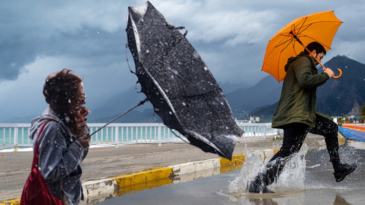 Son dakika... İki ilde sarı alarm Meteorolojiden 12 il için gök gürültülü sağanak yağış uyarısı
