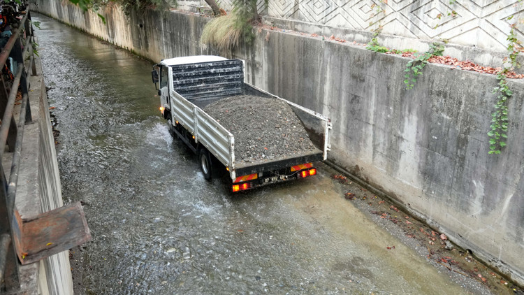 Alanyada dere temizleme çalışması Alanyada dere temizleme çalışması