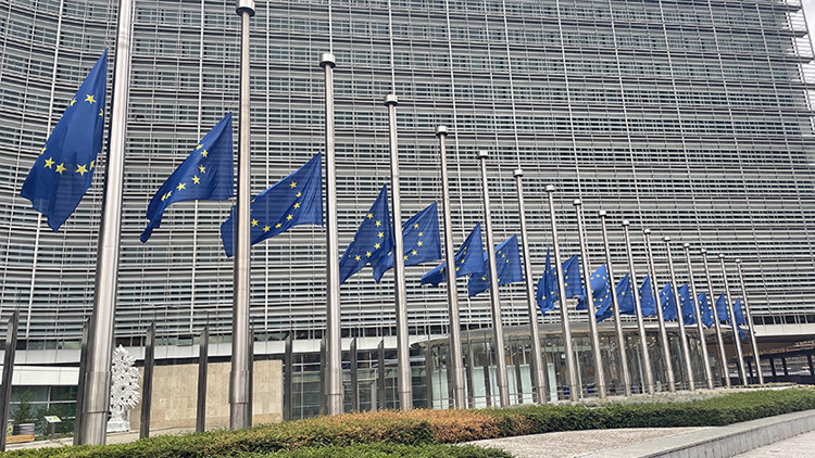 17 kişi ölmüştü: ABde bayraklar yarıya indi 17 kişi ölmüştü: ABde bayraklar yarıya indi