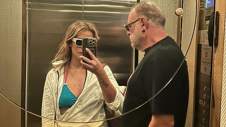 26 yaş küçük eşle asansör selfiesi