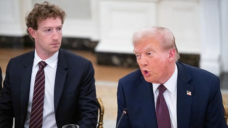 Trumpın yemeğinde dikkat çeken detay: Zuckerberg zor anlar yaşadı... Siyasi kariyerinin başlangıcı
