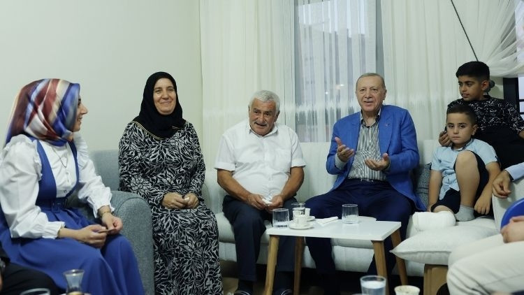 Cumhurbaşkanı Erdoğan, depremzede aileye misafir oldu