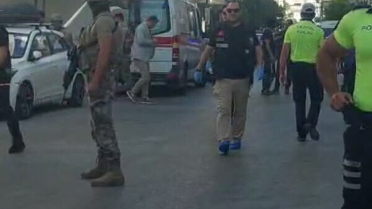 İzmirde polis merkezine silahlı saldırı: Şehit ve yaralılar var