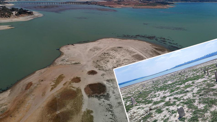 Baraj gölünden mezarlık fışkırdı Vatandaş dua etmek için akın etti Baraj gölünden mezarlık fışkırdı Vatandaş dua etmek için akın etti