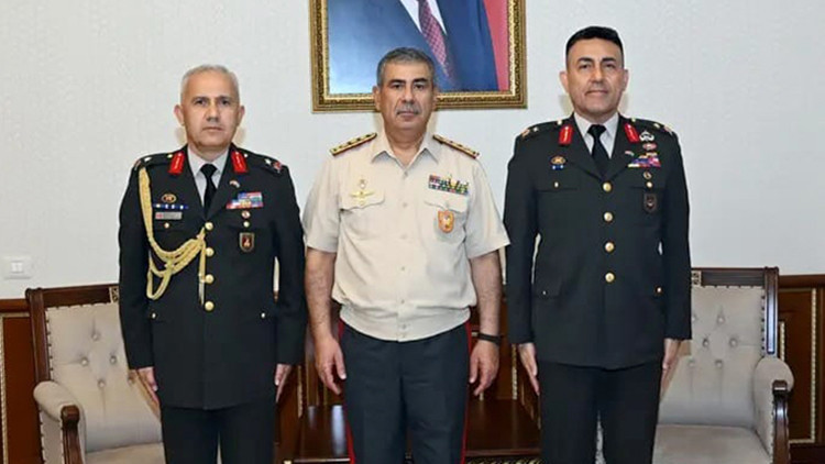 Azerbaycan Savunma Bakanı Korgeneral Zakir Hasanov, Türkiye’nin yeni atanan Askeri Ataşesi Tuğgeneral Ersin Dinçer’i kabul etti