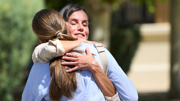 Önce büyük kızı için gözyaşı dökmüştü... Şimdi küçük kızı için ağlıyor... Çocukları birer birer uçup gitti elinden Önce büyük kızı için gözyaşı dökmüştü... Şimdi küçük kızı için ağlıyor... Çocukları birer birer uçup gitti elinden