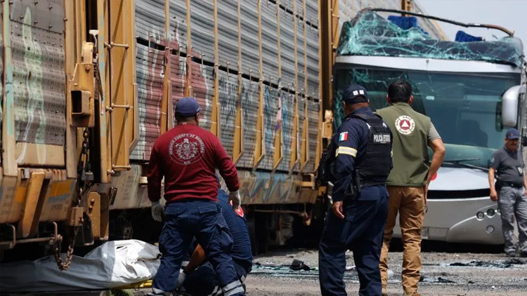 Meksikada tren ve yolcu otobüsü çarpıştı Meksikada tren ve yolcu otobüsü çarpıştı