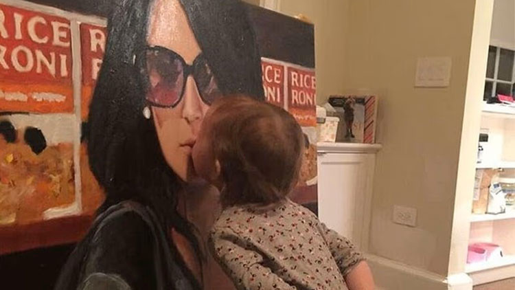Ünlü yıldız yine alay konusu oldu… ‘Evinin salonuna o çirkin şeyi koyarken utanmadın mı’