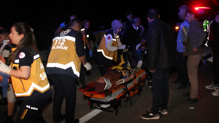 Sivasta 2 otomobil ve 1 traktör kazaya karıştı; 10 yaralı
