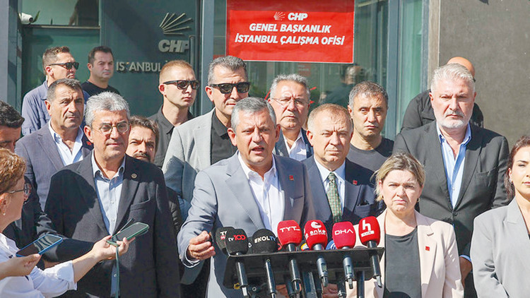 Özel’den Tekin ve ekibine tepki: 30 meczubun ofisimde işi ne