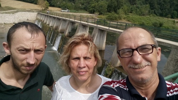 7 bıçak darbesiyle öldürdüğü kişinin ailesinden mahkemede özür diledi 7 bıçak darbesiyle öldürdüğü kişinin ailesinden mahkemede özür diledi