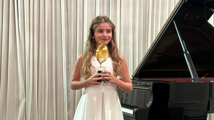 8 Yaşındaki Türk Piyanist Yaz Akay birinci oldu 8 Yaşındaki Türk Piyanist Yaz Akay birinci oldu