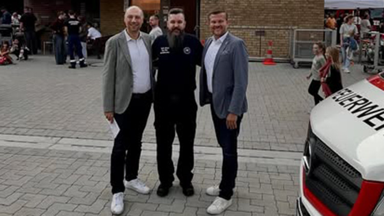 Başkan König itfaiyecileri kutladı Başkan König itfaiyecileri kutladı