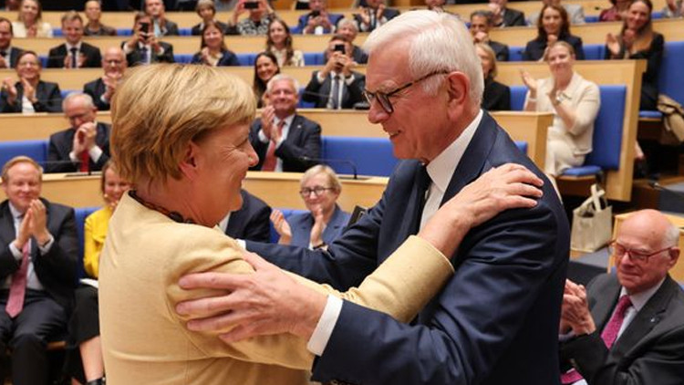 Merkel’den barış sinyali