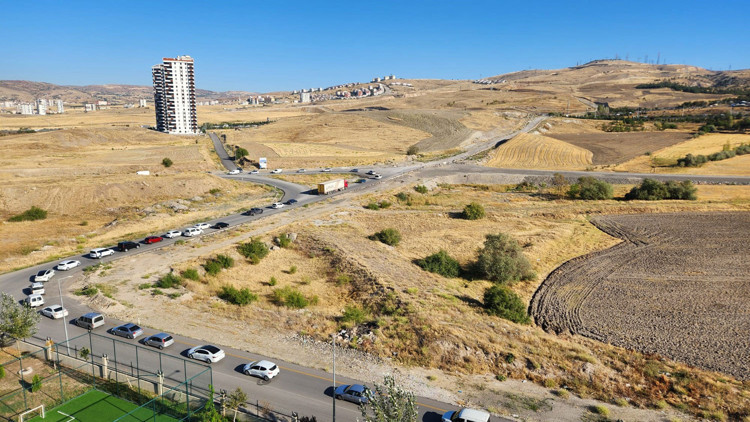 750 metre yol 15 ayda bitmedi... Mahalleli asfaltlanıp açılmasını istiyor