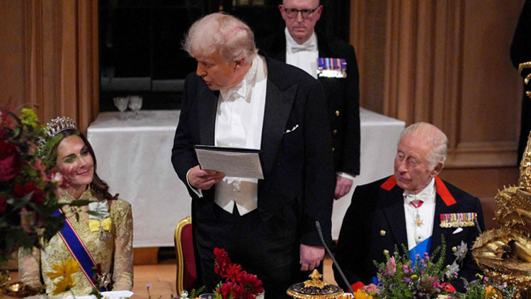 Oğlunu bile geri çekti sahneyi gelinine bıraktı... Büyük gecede sıcak bakışmalar Oğlunu bile geri çekti sahneyi gelinine bıraktı... Büyük gecede sıcak bakışmalar