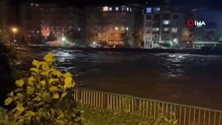 Rizede şiddetli yağış sel ve su baskınlarına neden oldu