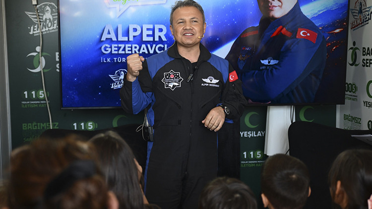 Astronot Gezeravcıdan gençlere uyarı: Hayallerinize engel olur