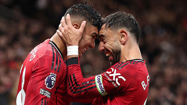 Manchester United, 2 kırmızının çıktığı maçta Chelseayi devirdi Altay Bayındır...