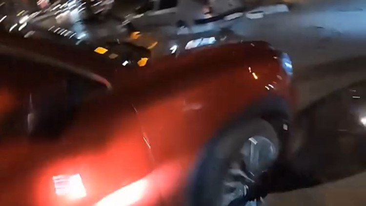 Cipe çarpan motosikletin sürücüsü yaralandı; kaza kask kamerasında