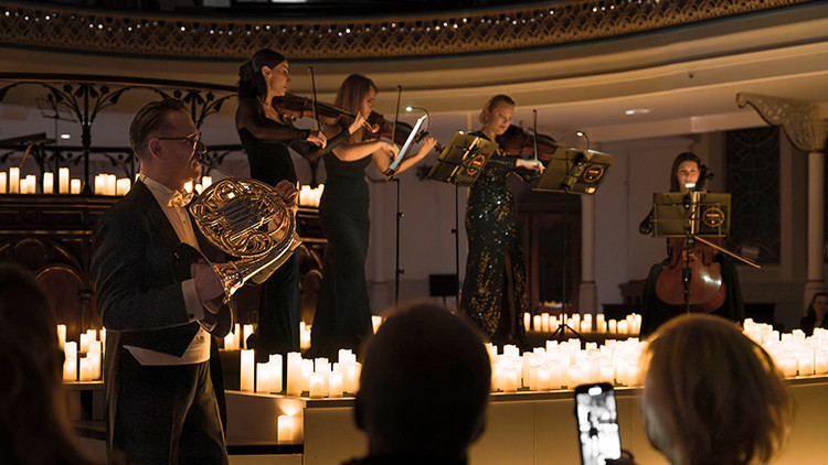 Londra’da sanatseverler Westminster Chapel’de mumlar arasında klasik müziğin büyüsüyle buluştu Londra’da sanatseverler Westminster Chapel’de mumlar arasında klasik müziğin büyüsüyle buluştu