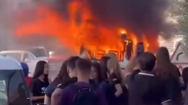 Mersinde öğrenci servisi yandı Öğrenciler tahliye edildi