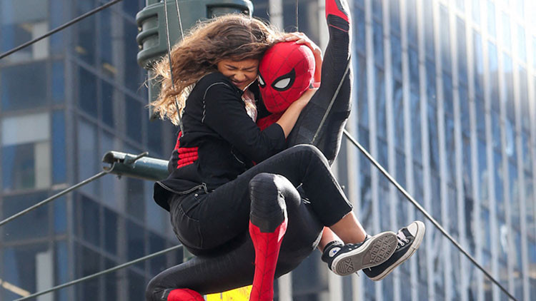 Hayranlarını korkuttu… Sette beyin sarsıntısı geçiren ünlü oyuncu çekimlere ara verdi