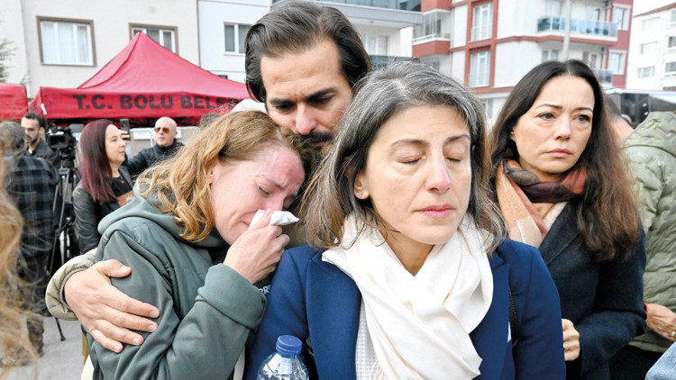 Duruşmada otel sahibi ve damadına tepki: ‘Katiller ses çıkarsa bizim canlarımız yanmazdı’ Duruşmada otel sahibi ve damadına tepki: ‘Katiller ses çıkarsa bizim canlarımız yanmazdı’