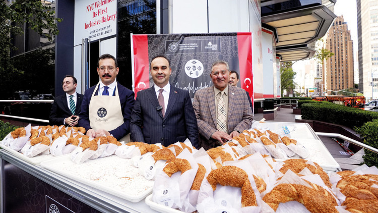 ‘Anadoludakiler’ tanıtımı... Türkevi önünde simit