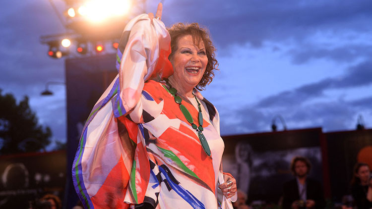 Oğlunu kardeşim diyerek büyüttü, Papanın karşısına mini etekle çıktı... Tüm kuralları yıkan isimdi... Sinemanın efsane yüzü hayata veda etti Oğlunu kardeşim diyerek büyüttü, Papanın karşısına mini etekle çıktı... Tüm kuralları yıkan isimdi... Sinemanın efsane yüzü hayata veda etti