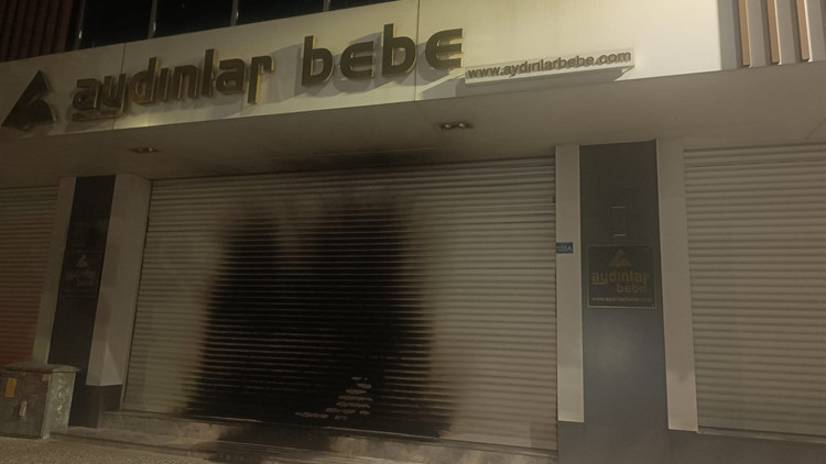 Bursada mağaza kundaklayıp, o anları cep telefonuyla kaydeden 3 şüpheli tutuklandı Bursada mağaza kundaklayıp, o anları cep telefonuyla kaydeden 3 şüpheli tutuklandı