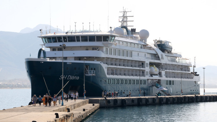 Lüks kruvaziyer ABDli ve Rus turistleri getirdi Lüks kruvaziyer ABDli ve Rus turistleri getirdi