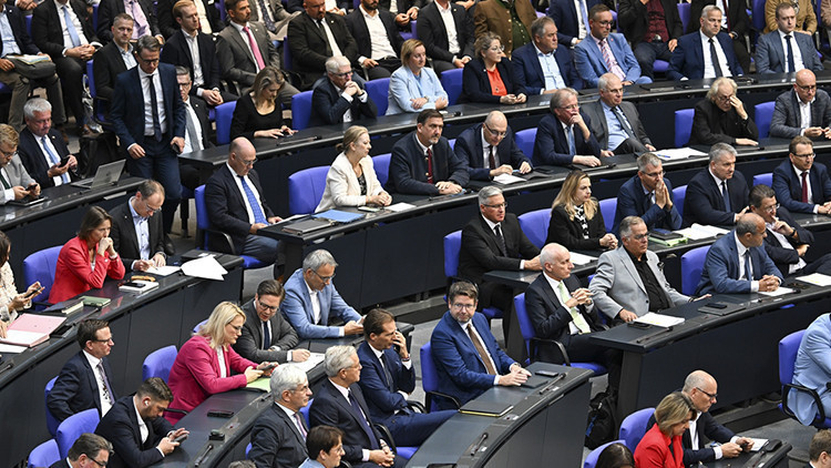 Federal Meclis’te söz düellosu Federal Meclis’te söz düellosu