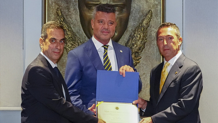 Fenerbahçede başkanlığa seçilen Sadettin Saran mazbatasını aldı Fenerbahçede başkanlığa seçilen Sadettin Saran mazbatasını aldı