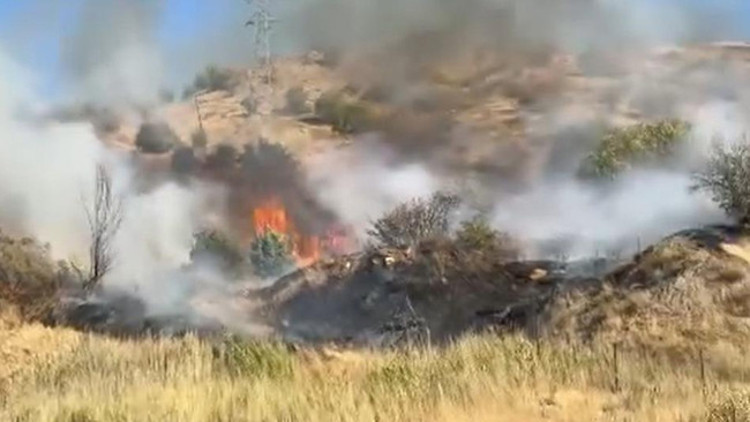 Hakkari’de anız yangını rüzgarın etkisiyle büyüdü