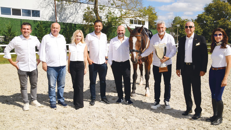 Engelliler yararına binicilik yarışı