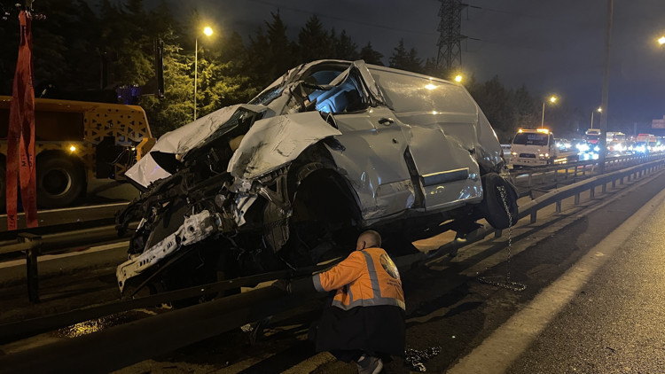 İstanbul- Ümraniyede, bariyerlere çıkan hafif ticari aracın sürücüsü yaralandı