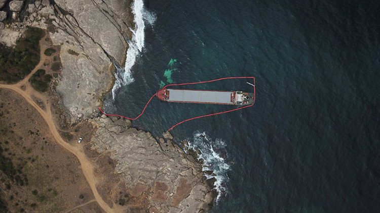 Karaya oturan gemi kurtarılmayı bekliyor Yakıt transferi bir an önce yapılmalı uyarısı Karaya oturan gemi kurtarılmayı bekliyor Yakıt transferi bir an önce yapılmalı uyarısı