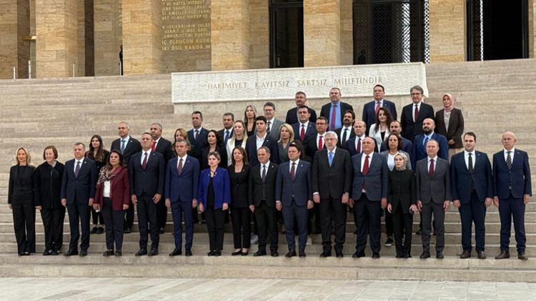 CHP lideri Özel, yeni PM ve YDK üyeleriyle Anıtkabiri ziyaret etti