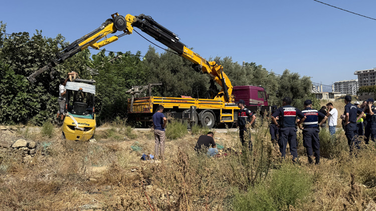 Forklift şarampole devrildi: 1 ölü Forklift şarampole devrildi: 1 ölü