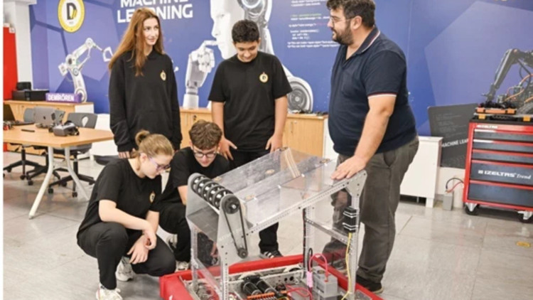 Demirören Medya ve Teknoloji Mesleki ve Teknik Anadolu Lisesi Yapay Zekâ Bölümü öğrencileri: ‘Dünyanın yeni dilini liseden öğrenmek bizi ileri taşıyacak’ Demirören Medya ve Teknoloji Mesleki ve Teknik Anadolu Lisesi Yapay Zekâ Bölümü öğrencileri: ‘Dünyanın yeni dilini liseden öğrenmek bizi ileri taşıyacak’