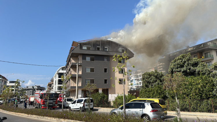Çatı katındaki yangın büyümeden söndürüldü Çatı katındaki yangın büyümeden söndürüldü