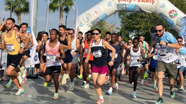 Antalyada yılın en anlamlı koşusu gerçekleştirildi Antalyada yılın en anlamlı koşusu gerçekleştirildi