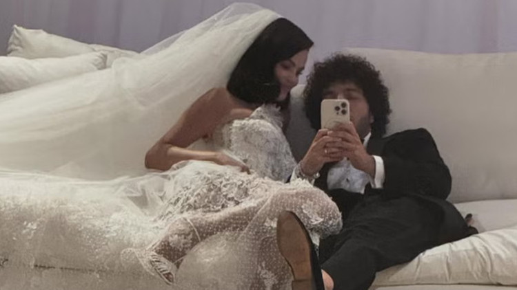 Bu gelinliği giymeyi bile ona borçlusun... Sende hiç vefa yokmuş Selena Bu gelinliği giymeyi bile ona borçlusun... Sende hiç vefa yokmuş Selena